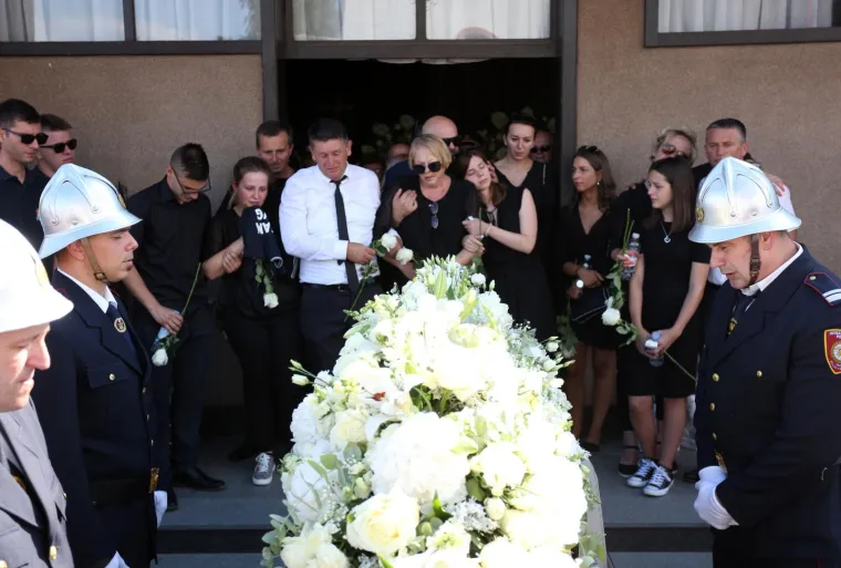 Obitelj, prijatelji i kolege oprostili se od Ivana Galekovića: Njegovoj djevojci pozlilo