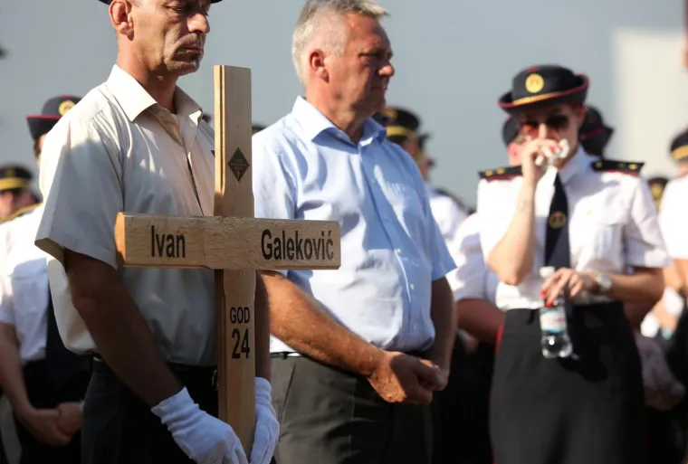 Obitelj, prijatelji i kolege oprostili se od Ivana Galekovića: Njegovoj djevojci pozlilo