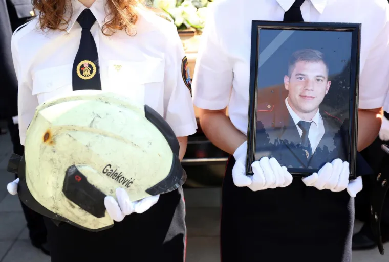 Obitelj, prijatelji i kolege oprostili se od Ivana Galekovića: Njegovoj djevojci pozlilo