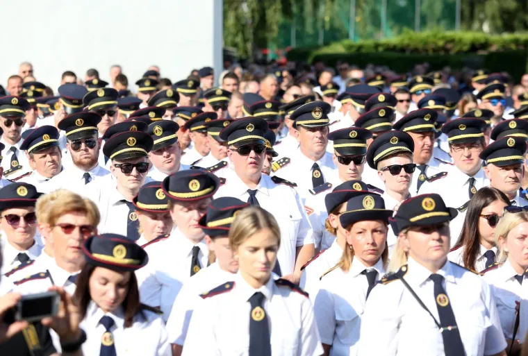 Obitelj, prijatelji i kolege oprostili se od Ivana Galekovića: Njegovoj djevojci pozlilo