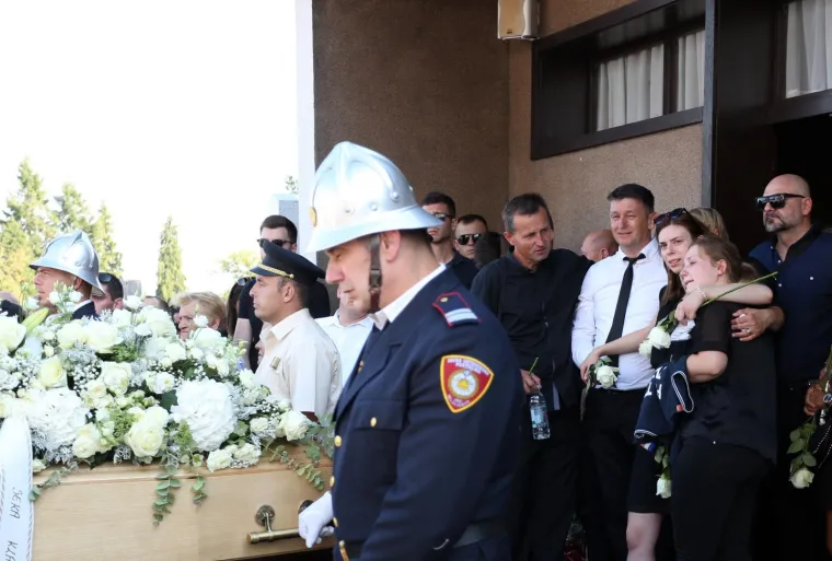 Obitelj, prijatelji i kolege oprostili se od Ivana Galekovića: Njegovoj djevojci pozlilo