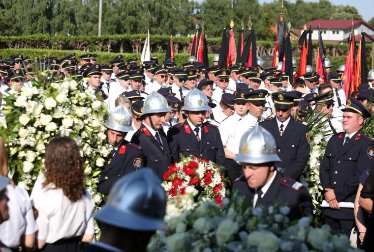 Obitelj, prijatelji i kolege oprostili se od Ivana Galekovića: Njegovoj djevojci pozlilo