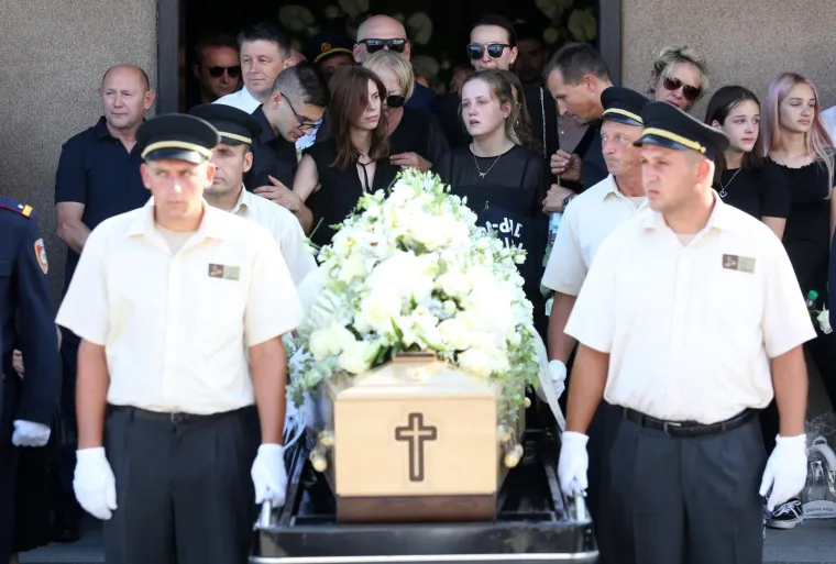 Obitelj, prijatelji i kolege oprostili se od Ivana Galekovića: Njegovoj djevojci pozlilo