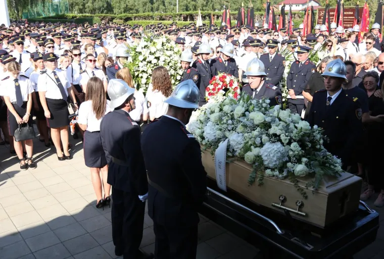 Obitelj, prijatelji i kolege oprostili se od Ivana Galekovića: Njegovoj djevojci pozlilo