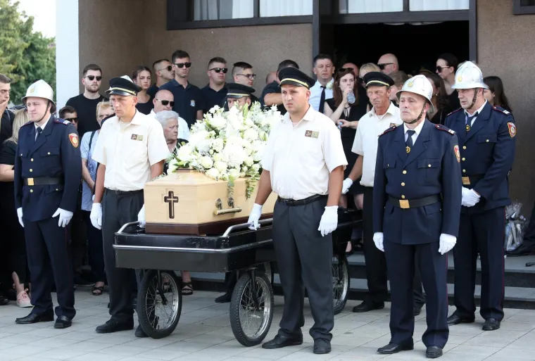 Obitelj, prijatelji i kolege oprostili se od Ivana Galekovića: Njegovoj djevojci pozlilo