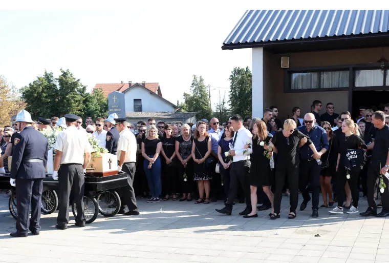 Obitelj, prijatelji i kolege oprostili se od Ivana Galekovića: Njegovoj djevojci pozlilo