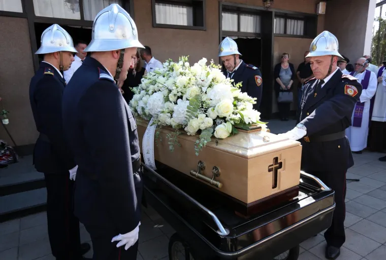 Obitelj, prijatelji i kolege oprostili se od Ivana Galekovića: Njegovoj djevojci pozlilo