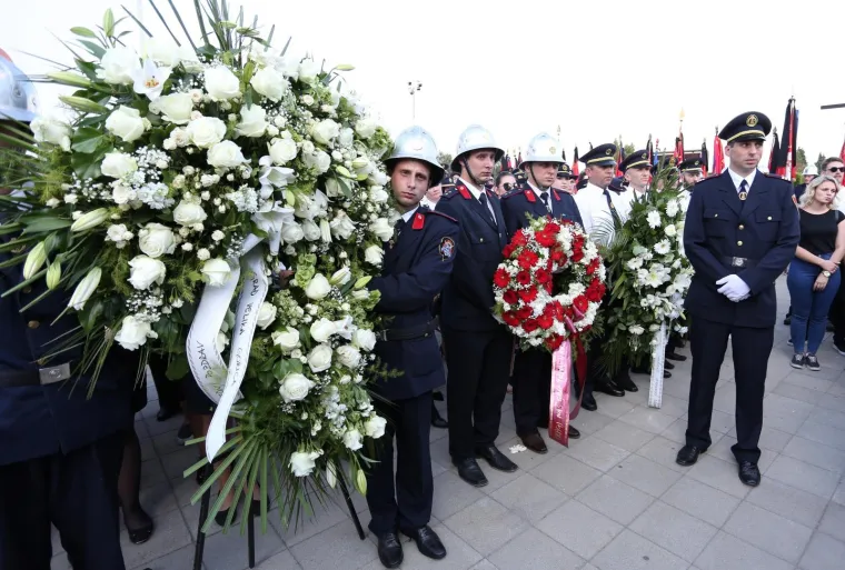 Obitelj, prijatelji i kolege oprostili se od Ivana Galekovića: Njegovoj djevojci pozlilo