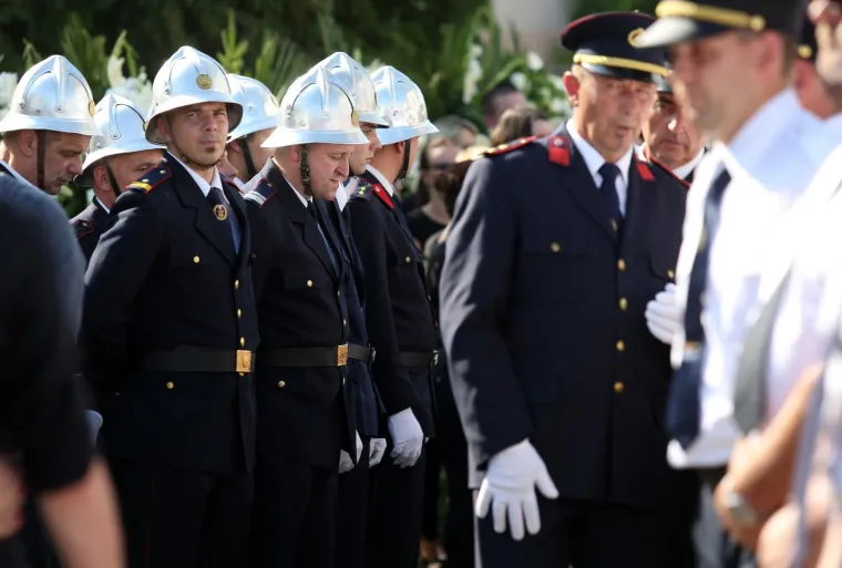 Obitelj, prijatelji i kolege oprostili se od Ivana Galekovića: Njegovoj djevojci pozlilo