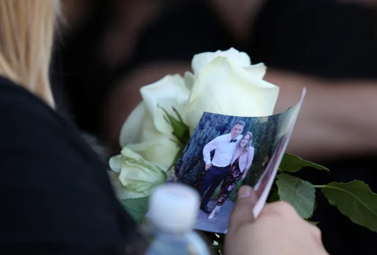 Obitelj, prijatelji i kolege oprostili se od Ivana Galekovića: Njegovoj djevojci pozlilo