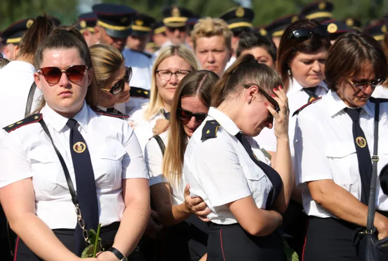 Obitelj, prijatelji i kolege oprostili se od Ivana Galekovića: Njegovoj djevojci pozlilo