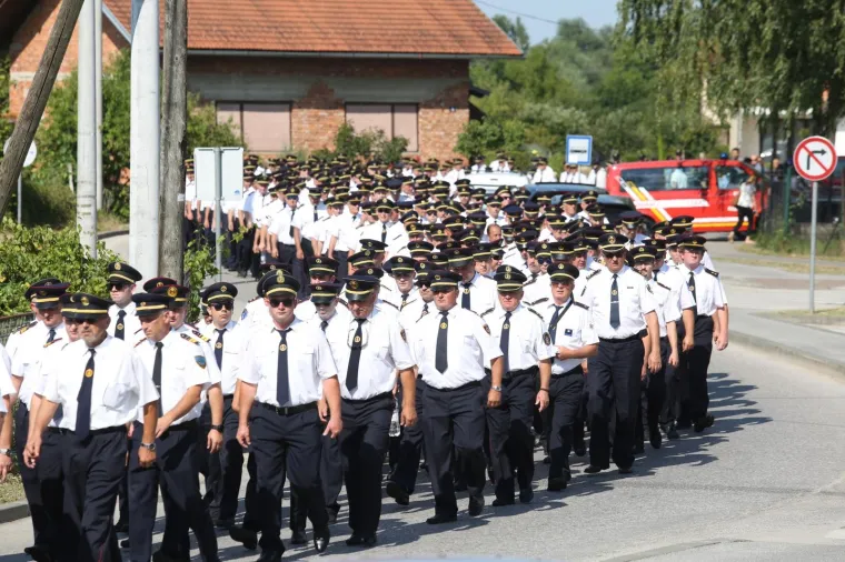 Obitelj, prijatelji i kolege oprostili se od Ivana Galekovića: Njegovoj djevojci pozlilo