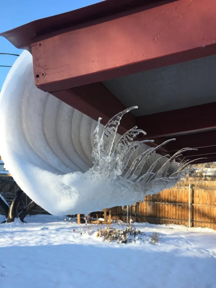 Vjetar je stvorio golemi nanos koji izgleda poput vala.