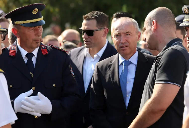POGREB TRAGIČNO PREMINULOG VATROGASCA: Sirenama na vatrogasnim vozilima diljem Hrvatske odali počast kolegi