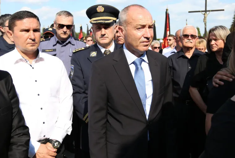 POGREB TRAGIČNO PREMINULOG VATROGASCA: Sirenama na vatrogasnim vozilima diljem Hrvatske odali počast kolegi