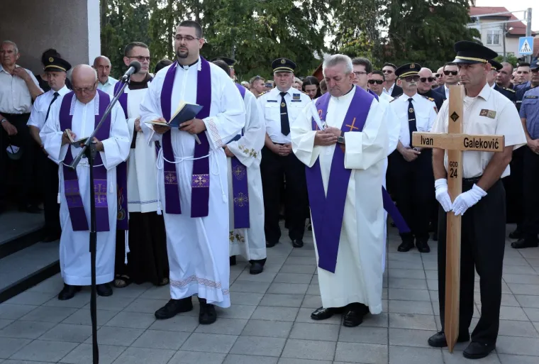 POGREB TRAGIČNO PREMINULOG VATROGASCA: Sirenama na vatrogasnim vozilima diljem Hrvatske odali počast kolegi