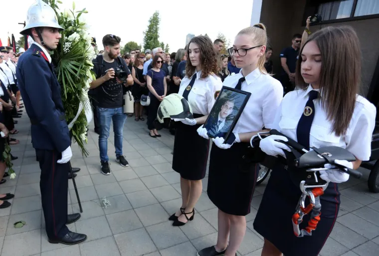 POGREB TRAGIČNO PREMINULOG VATROGASCA: Sirenama na vatrogasnim vozilima diljem Hrvatske odali počast kolegi