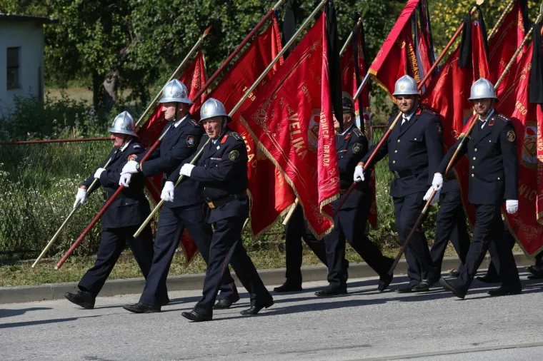 POGREB TRAGIČNO PREMINULOG VATROGASCA: Sirenama na vatrogasnim vozilima diljem Hrvatske odali počast kolegi