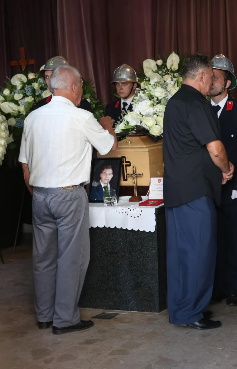 POGREB TRAGIČNO PREMINULOG VATROGASCA: Sirenama na vatrogasnim vozilima diljem Hrvatske odali počast kolegi