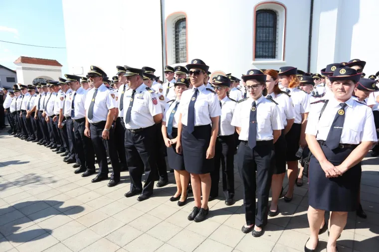 POGREB TRAGIČNO PREMINULOG VATROGASCA: Sirenama na vatrogasnim vozilima diljem Hrvatske odali počast kolegi