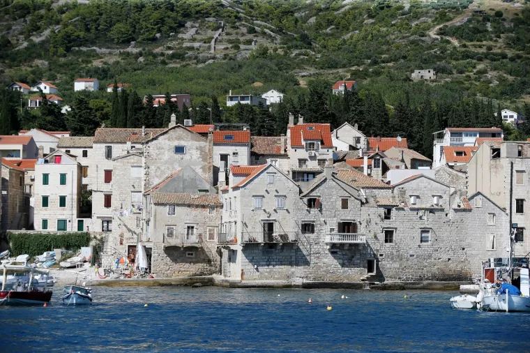 U ovaj mali raj na Visu nemoguće je doći samo jednom! Ukrade vam srce!