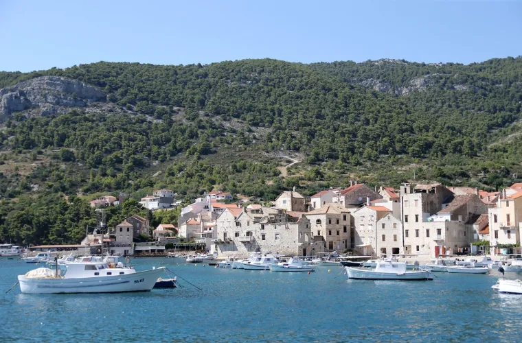 U ovaj mali raj na Visu nemoguće je doći samo jednom! Ukrade vam srce!