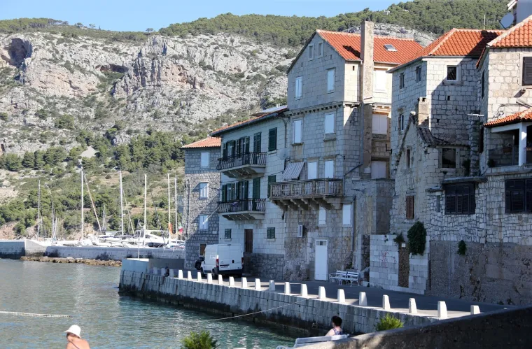 U ovaj mali raj na Visu nemoguće je doći samo jednom! Ukrade vam srce!