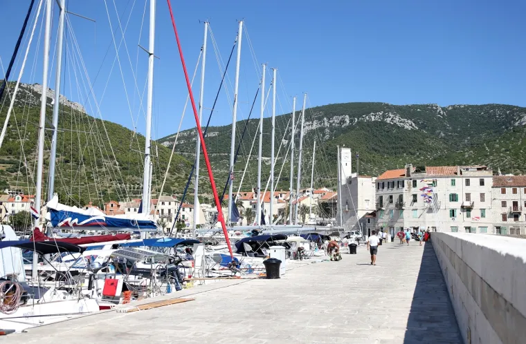 U ovaj mali raj na Visu nemoguće je doći samo jednom! Ukrade vam srce!