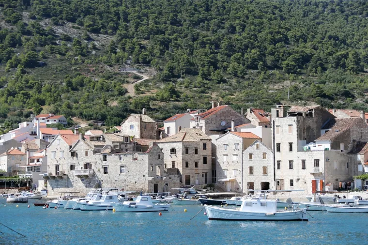 U ovaj mali raj na Visu nemoguće je doći samo jednom! Ukrade vam srce!