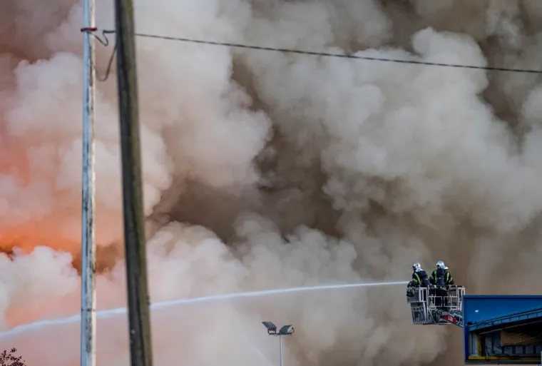 Požar na Jaku&scaron;evcu, gori reciklažno dvori&scaron;te! Oglasilo se zvono za uzbunu, vatra sve jača