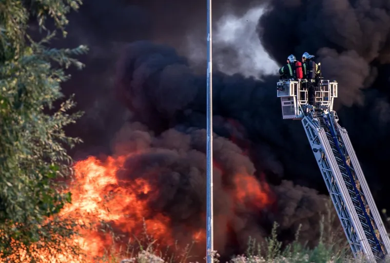 Požar na Jaku&scaron;evcu, gori reciklažno dvori&scaron;te! Oglasilo se zvono za uzbunu, vatra sve jača