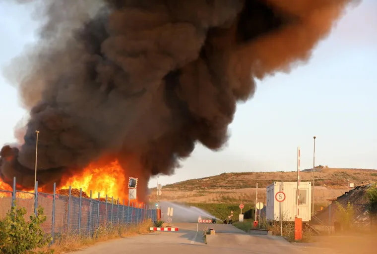 Požar na Jaku&scaron;evcu, gori reciklažno dvori&scaron;te! Oglasilo se zvono za uzbunu, vatra sve jača