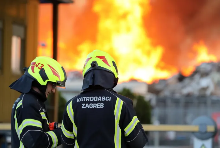 Požar na Jaku&scaron;evcu, gori reciklažno dvori&scaron;te! Oglasilo se zvono za uzbunu, vatra sve jača