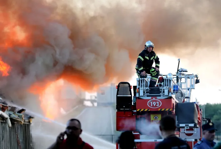 Požar na Jaku&scaron;evcu, gori reciklažno dvori&scaron;te! Oglasilo se zvono za uzbunu, vatra sve jača