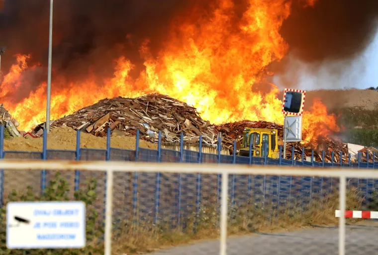 Požar na Jaku&scaron;evcu, gori reciklažno dvori&scaron;te! Oglasilo se zvono za uzbunu, vatra sve jača