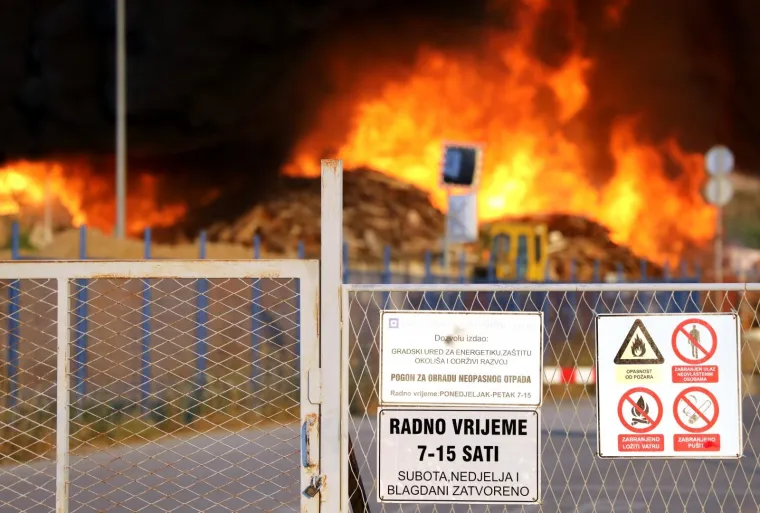 Požar na Jaku&scaron;evcu, gori reciklažno dvori&scaron;te! Oglasilo se zvono za uzbunu, vatra sve jača