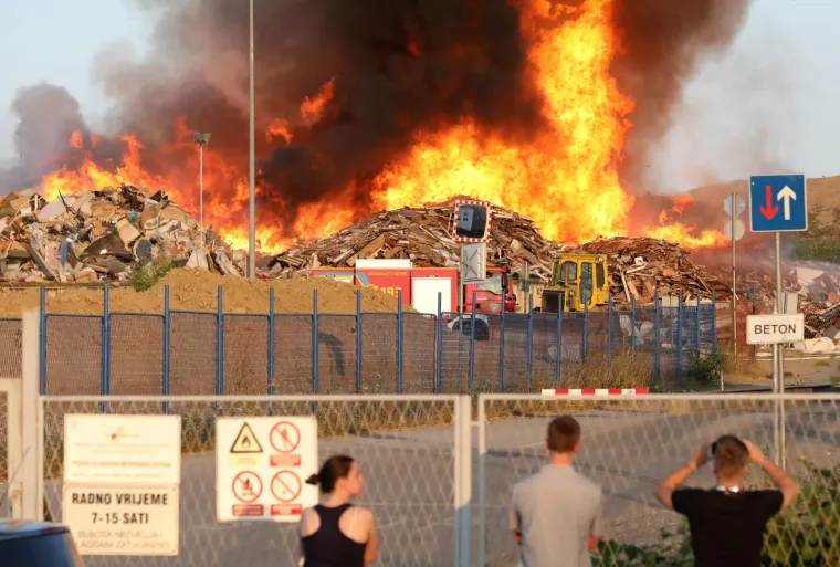 Požar na Jaku&scaron;evcu, gori reciklažno dvori&scaron;te! Oglasilo se zvono za uzbunu, vatra sve jača