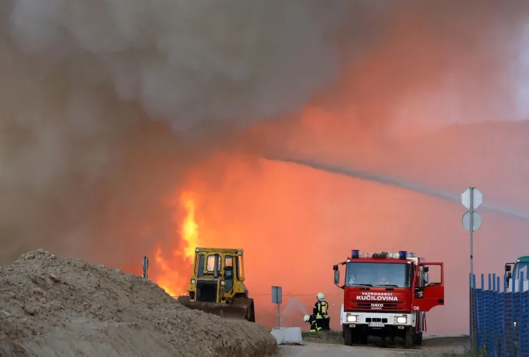 Požar na Jaku&scaron;evcu, gori reciklažno dvori&scaron;te! Oglasilo se zvono za uzbunu, vatra sve jača