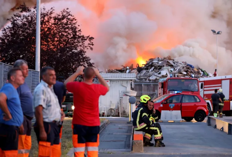 Požar na Jaku&scaron;evcu, gori reciklažno dvori&scaron;te! Oglasilo se zvono za uzbunu, vatra sve jača