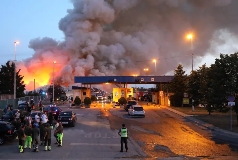 Požar na Jaku&scaron;evcu, gori reciklažno dvori&scaron;te! Oglasilo se zvono za uzbunu, vatra sve jača
