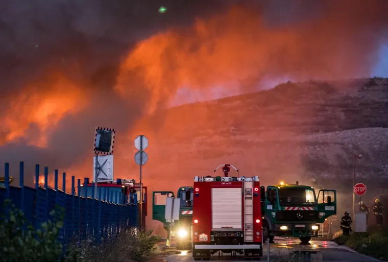 Požar na Jaku&scaron;evcu, gori reciklažno dvori&scaron;te! Oglasilo se zvono za uzbunu, vatra sve jača