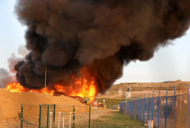 Požar na Jaku&scaron;evcu, gori reciklažno dvori&scaron;te! Oglasilo se zvono za uzbunu, vatra sve jača