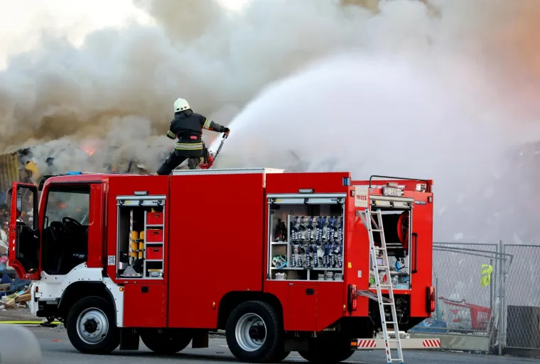Požar na Jaku&scaron;evcu, gori reciklažno dvori&scaron;te! Oglasilo se zvono za uzbunu, vatra sve jača