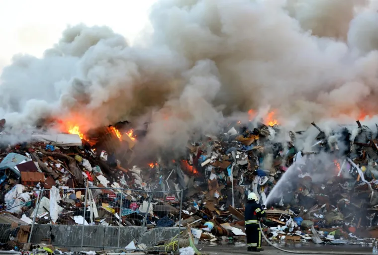 Požar na Jaku&scaron;evcu, gori reciklažno dvori&scaron;te! Oglasilo se zvono za uzbunu, vatra sve jača