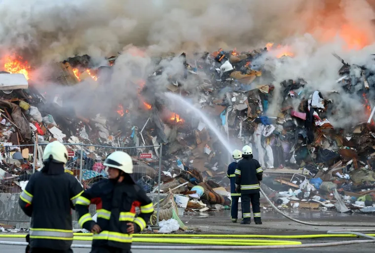 Požar na Jaku&scaron;evcu, gori reciklažno dvori&scaron;te! Oglasilo se zvono za uzbunu, vatra sve jača