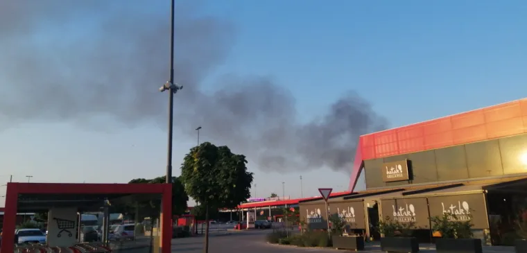 Požar na Jaku&scaron;evcu, gori reciklažno dvori&scaron;te! Oglasilo se zvono za uzbunu, vatra sve jača