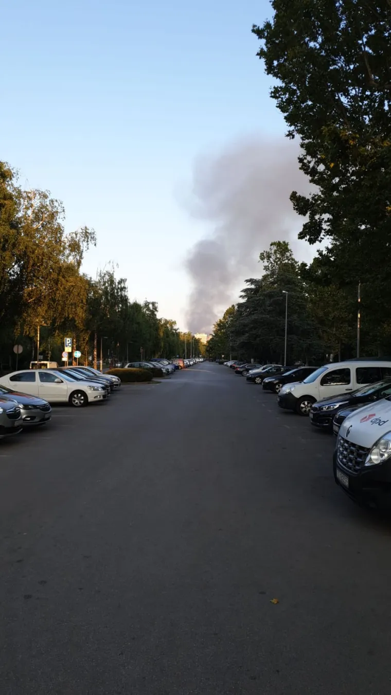 Požar na Jaku&scaron;evcu, gori reciklažno dvori&scaron;te! Oglasilo se zvono za uzbunu, vatra sve jača