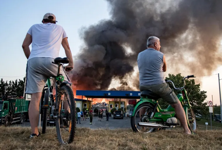 Požar na Jaku&scaron;evcu, gori reciklažno dvori&scaron;te! Oglasilo se zvono za uzbunu, vatra sve jača