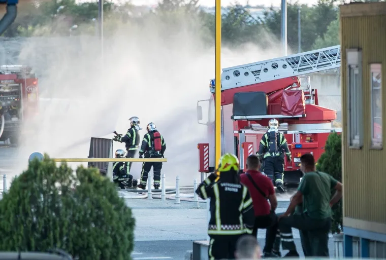 Požar na Jaku&scaron;evcu, gori reciklažno dvori&scaron;te! Oglasilo se zvono za uzbunu, vatra sve jača
