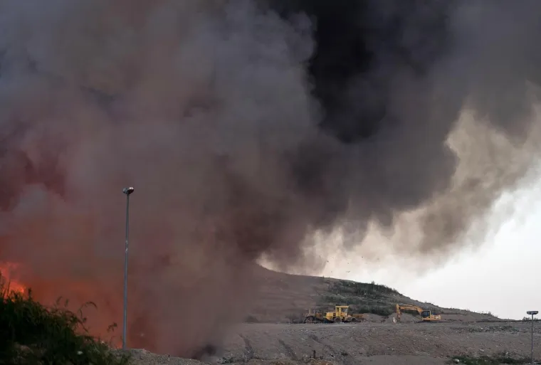 Požar na Jaku&scaron;evcu, gori reciklažno dvori&scaron;te! Oglasilo se zvono za uzbunu, vatra sve jača